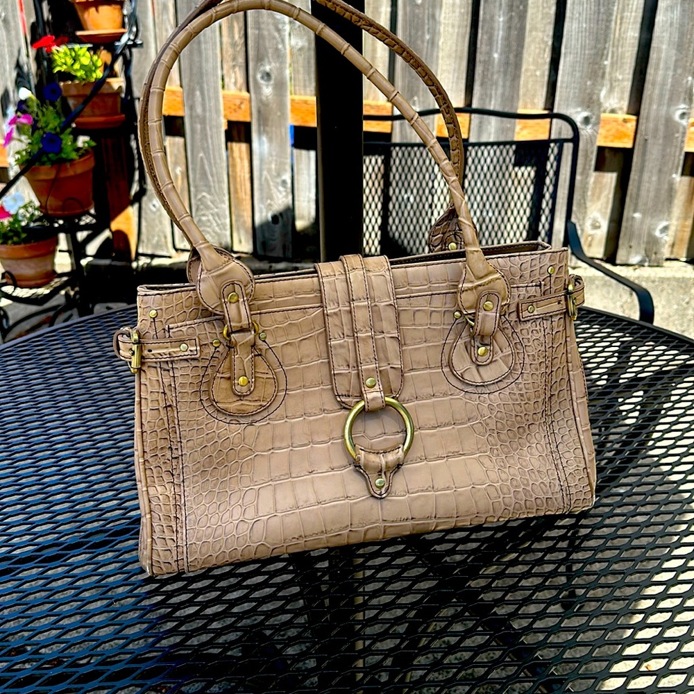 Charlie Lapson tan alligator handbag magnetic close outside & inside pockets.